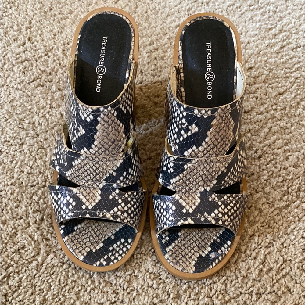 Treasure & Bond Black and Tan Sandals with Crisscross Straps